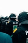 Staatsbedienstete der Polizei in großem Aufgebot.