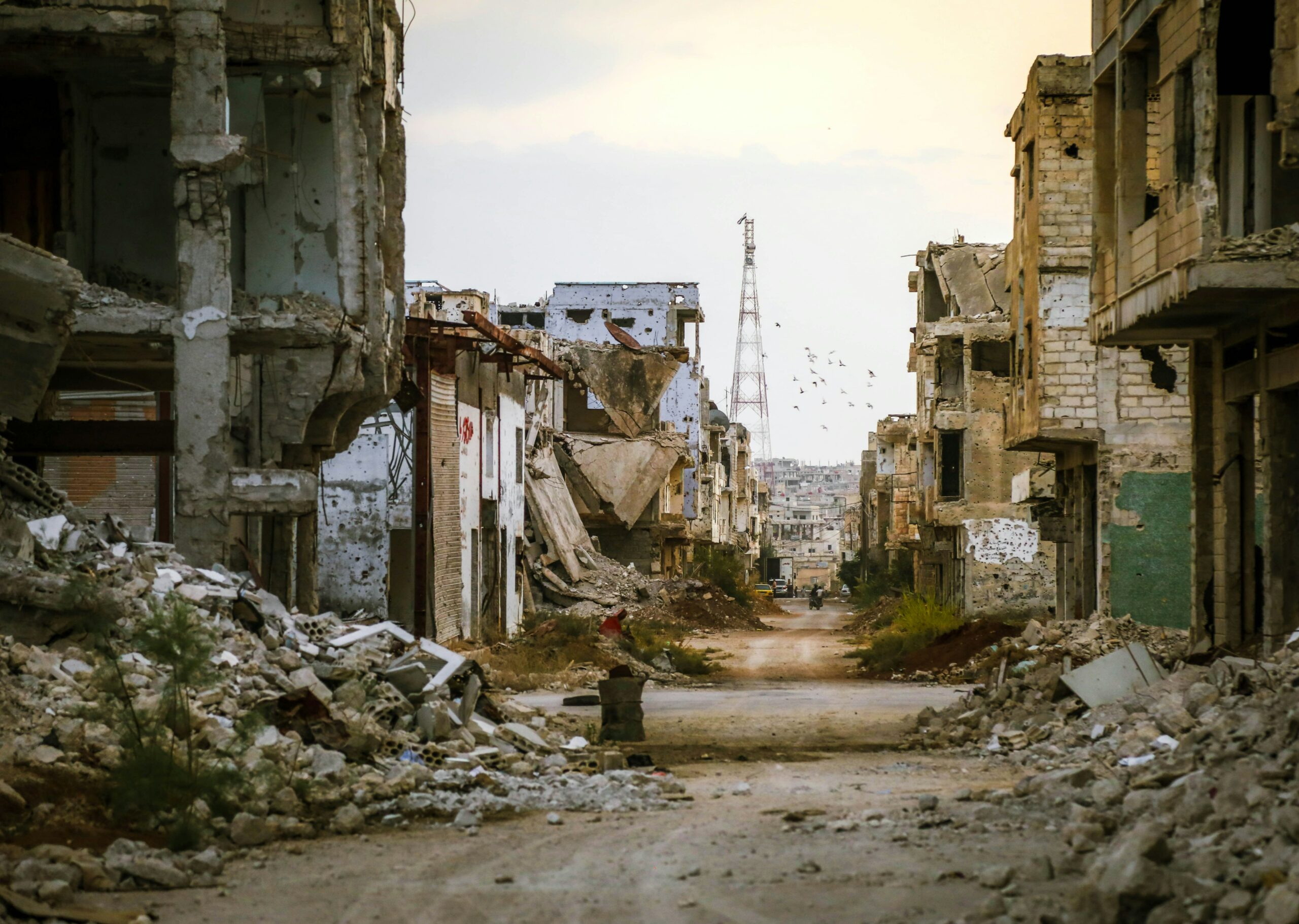 das ergebnis von kriegstreiberei. eine zerstörte häuserschlucht in syrien.