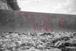 Antikapitalistische Parole auf Betonwand gesprüht: "Capitalism is the virus"