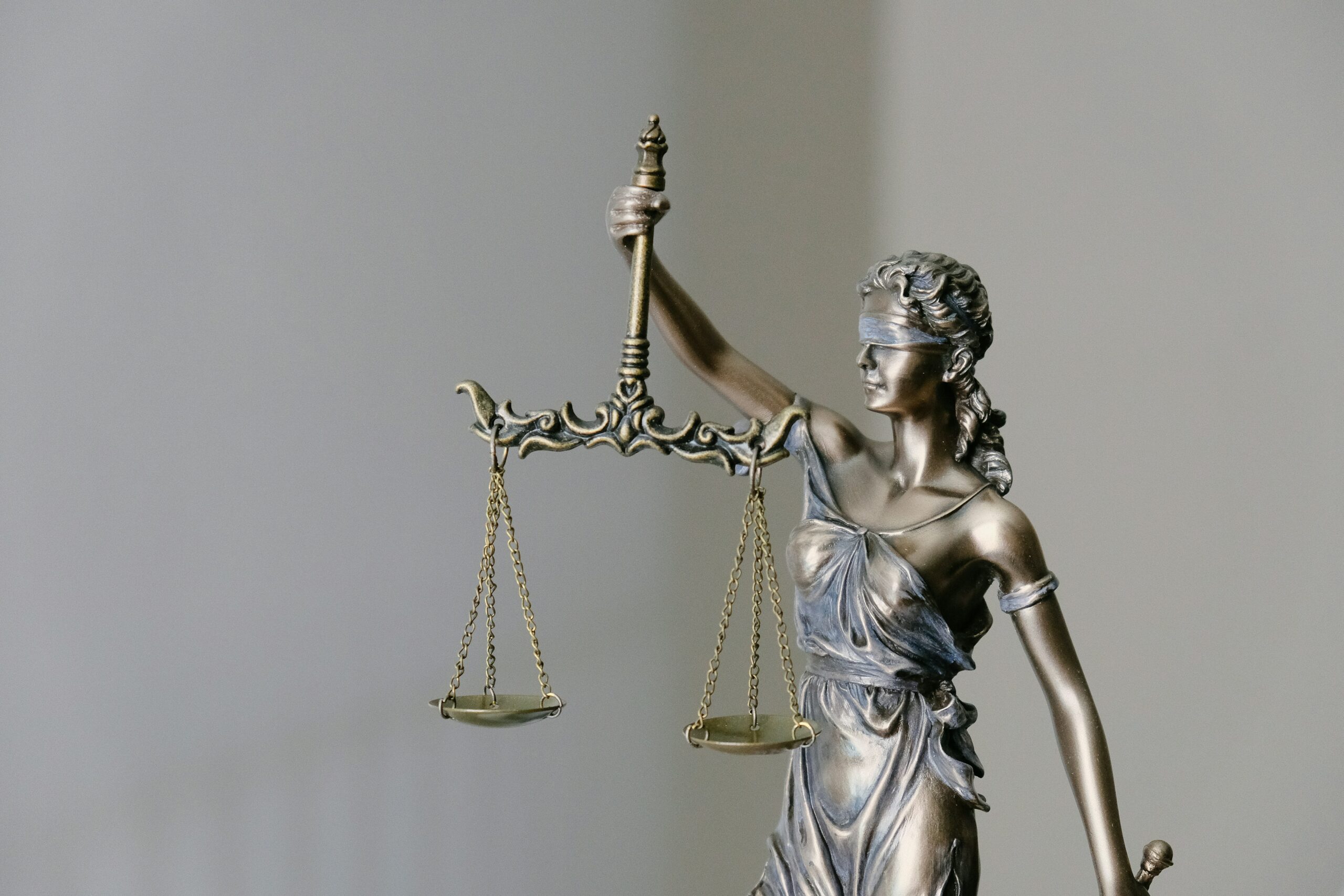 Justitia verkörpert für viele das Völkerrecht.